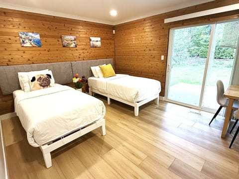 Vancouver Lake City Way Guesthouse 10 min to SkyTrain Villa in Burnaby