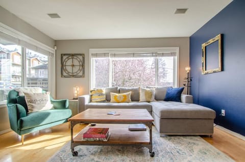 Living room, Decorative detail, Seating area