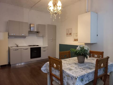 Kitchen or kitchenette, Dining area, oven, stove