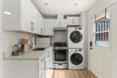 Coffee/tea facilities, Kitchen or kitchenette, dishwasher, oven, stove, toaster, washing machine, dryer