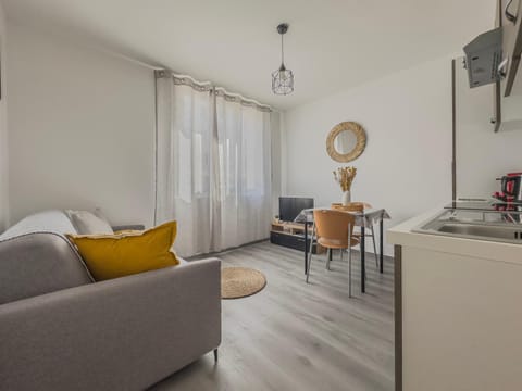 Kitchen or kitchenette, Living room, Seating area, Dining area