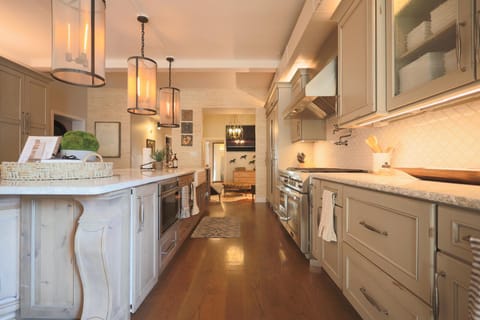 Kitchen or kitchenette, oven