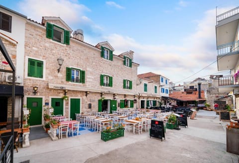 Property building, Day, Neighbourhood, Photo of the whole room, Location