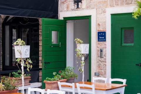 Property building, Facade/entrance, Day, Photo of the whole room