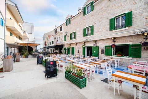 Property building, Restaurant/places to eat, Day, Neighbourhood, Photo of the whole room, Location