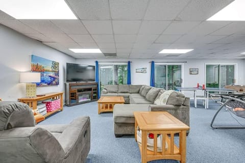 Communal lounge/ TV room, Game Room, TV and multimedia, Seating area