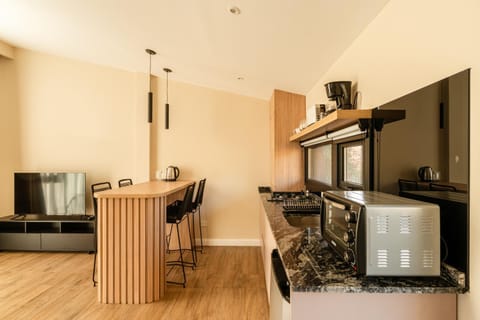 Kitchen or kitchenette, Dining area, oven