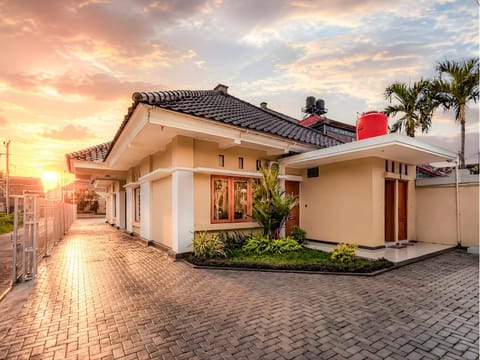 Property building, Facade/entrance, View (from property/room), Text overlay, Garden view, Sunset, group of guests, Parking