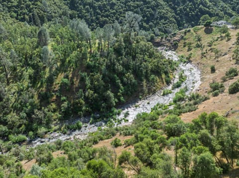 Rivertop Hideaway House in Ahwahnee