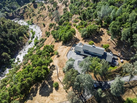 Rivertop Hideaway House in Ahwahnee