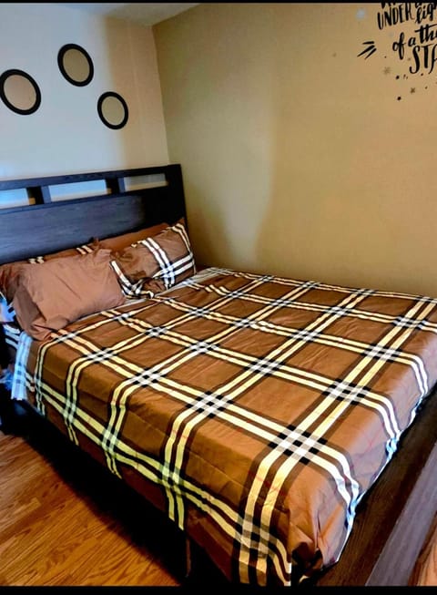 Comfortable & Relaxing Charming 3BR unit Apartment in Calumet Park