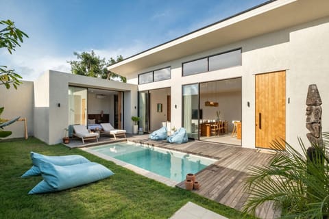 Property building, Garden, Swimming pool