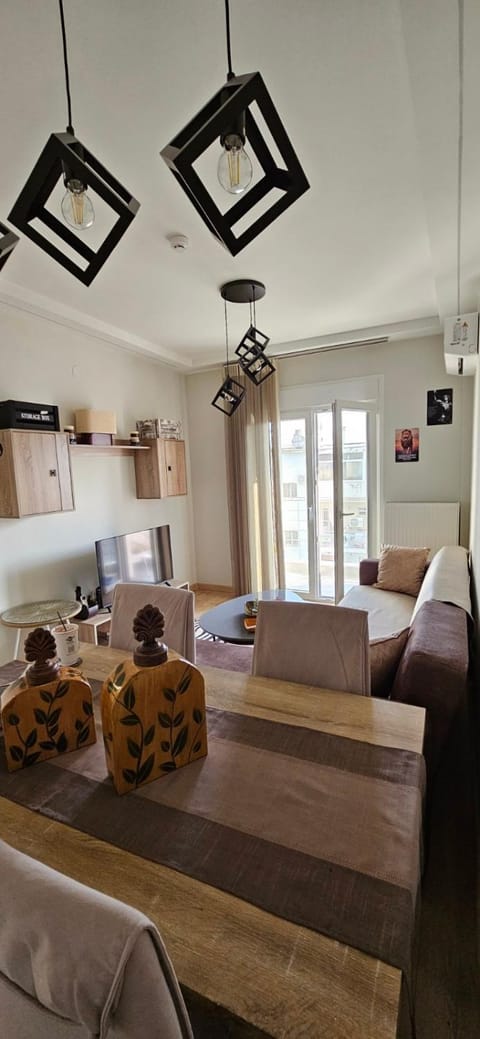 Bed, Living room, Seating area, Dining area
