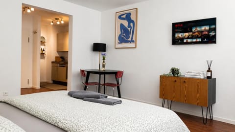 TV and multimedia, Kitchen or kitchenette, Photo of the whole room, Dining area, Bedroom