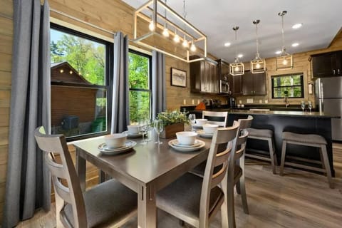 Kitchen or kitchenette, Dining area