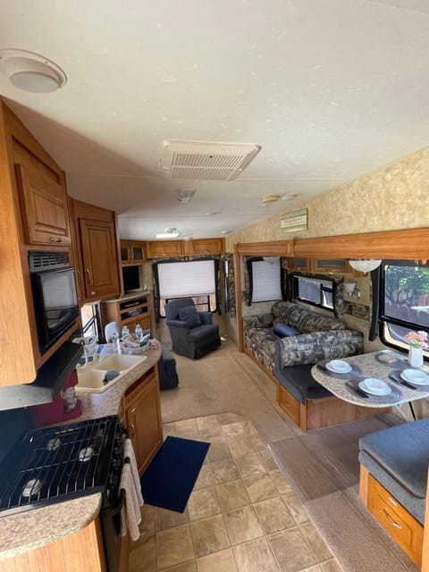 Kitchen or kitchenette, Dining area, oven