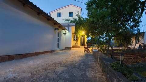 Property building, Neighbourhood, Garden, Garden view, Street view