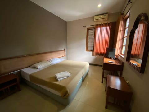 Bed, Bedroom, towels, air conditioner
