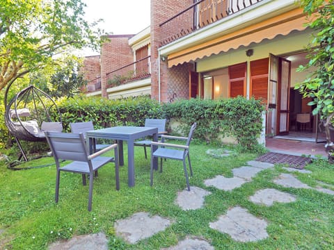 Property building, Garden, Garden, Dining area, Garden view