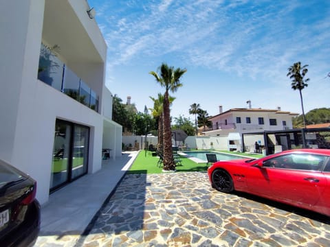 Property building, Day, Neighbourhood, Street view, Parking