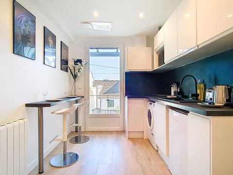 Coffee/tea facilities, Kitchen or kitchenette, Dining area, stove, toaster