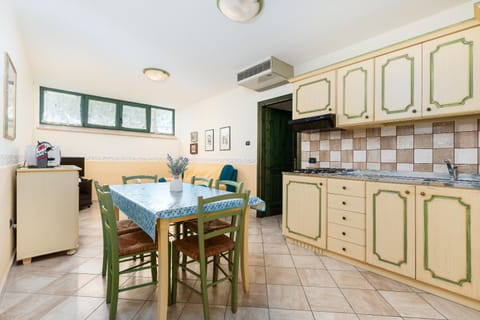 Property building, Kitchen or kitchenette, Living room