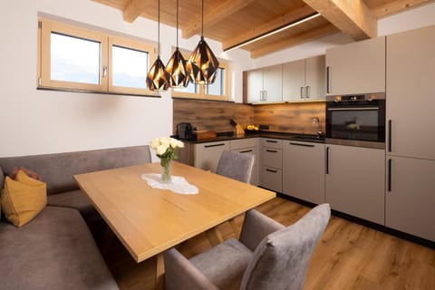 Kitchen or kitchenette, Living room, Seating area, Dining area, oven, stove