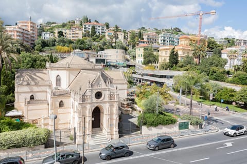 Property building, Day, Neighbourhood, Natural landscape, City view, Landmark view, Street view, Location