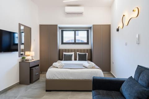 Bed, TV and multimedia, Seating area, Bedroom, air conditioner