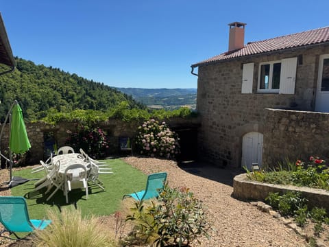 Property building, Patio, Spring, Day, Natural landscape, Garden, Garden view, Mountain view, sunbed