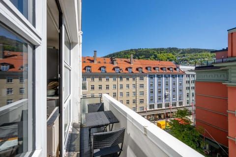 View (from property/room), Balcony/Terrace, City view, Mountain view