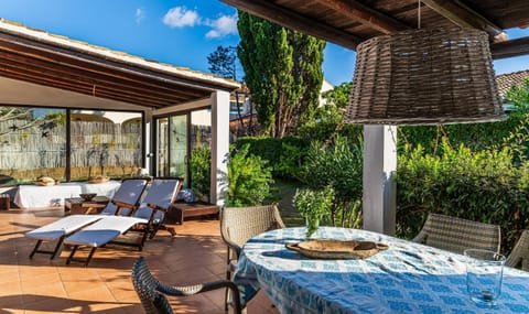 Property building, Balcony/Terrace, Living room