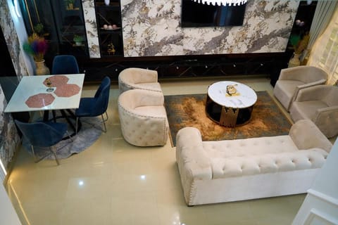 Communal lounge/ TV room, Living room, Seating area, Dining area, Dinner