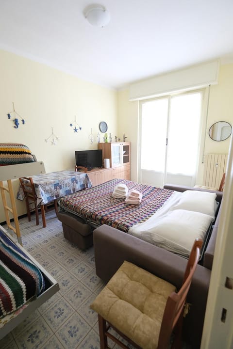 Communal lounge/ TV room, Bed, TV and multimedia, Living room, Seating area, Bedroom