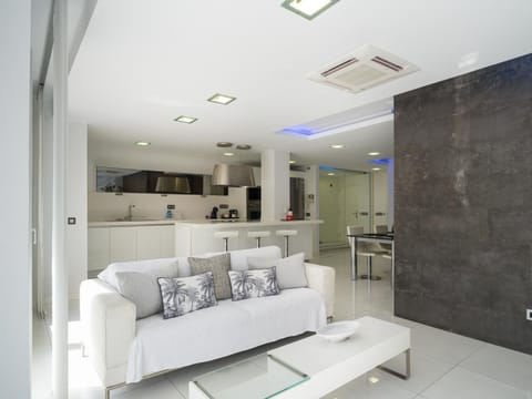 Kitchen or kitchenette, Living room