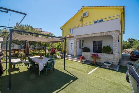 Patio, Facade/entrance
