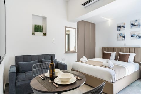 Bed, Living room, Photo of the whole room, Seating area, Dining area, Bedroom, towels, air conditioner