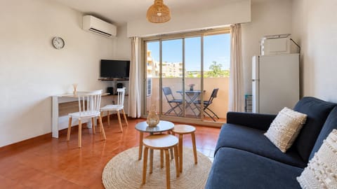 Patio, Communal lounge/ TV room, Living room, Dining area