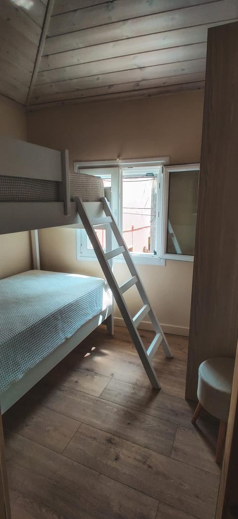 Bedroom, bunk bed