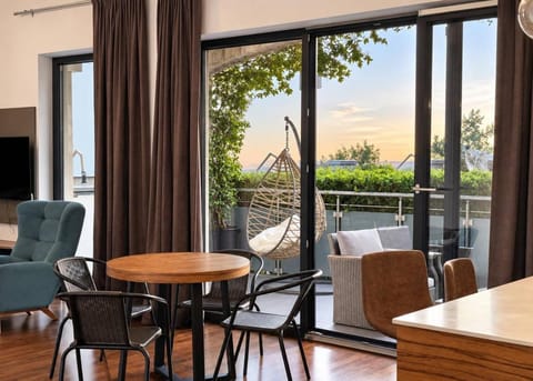View (from property/room), Balcony/Terrace, Living room, Seating area, Dining area