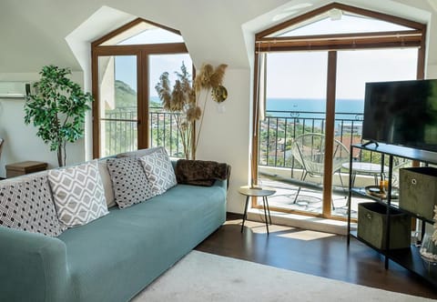 Natural landscape, TV and multimedia, View (from property/room), Balcony/Terrace, Living room, Seating area, Sea view