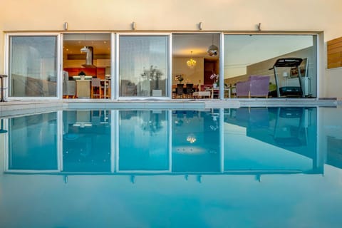 Property building, Balcony/Terrace, Balcony/Terrace, Pool view, Swimming pool