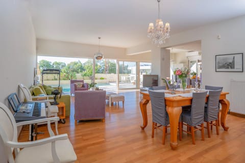 TV and multimedia, Living room, Seating area, Dining area