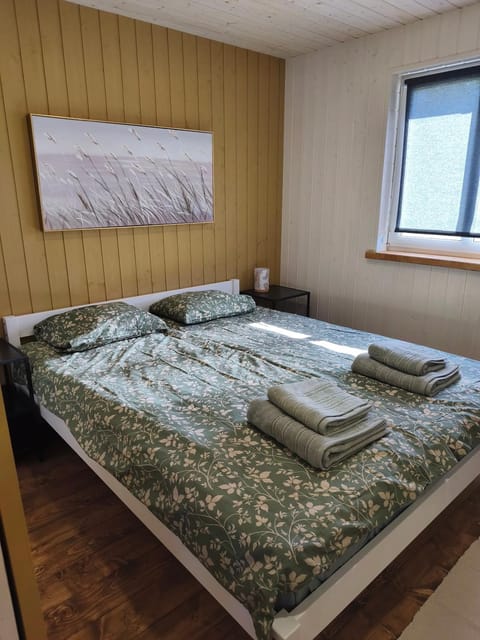 Bed, Bedroom, towels
