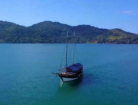 Passeio de barco na Escuna Ibiza Docked boat in Paraty