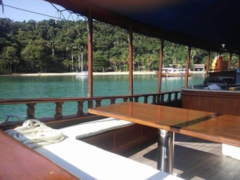 Passeio de barco na Escuna Ibiza Docked boat in Paraty