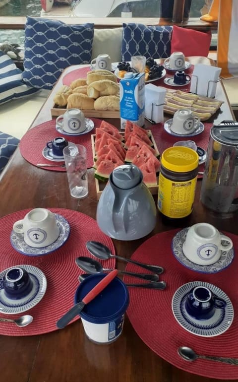 Passeio de barco na Escuna Ibiza Docked boat in Paraty