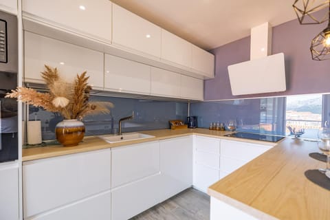 Kitchen or kitchenette, dishwasher