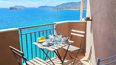Day, Natural landscape, View (from property/room), Balcony/Terrace, Living room, Food and drinks, Seating area, Food, Sea view, Drinks