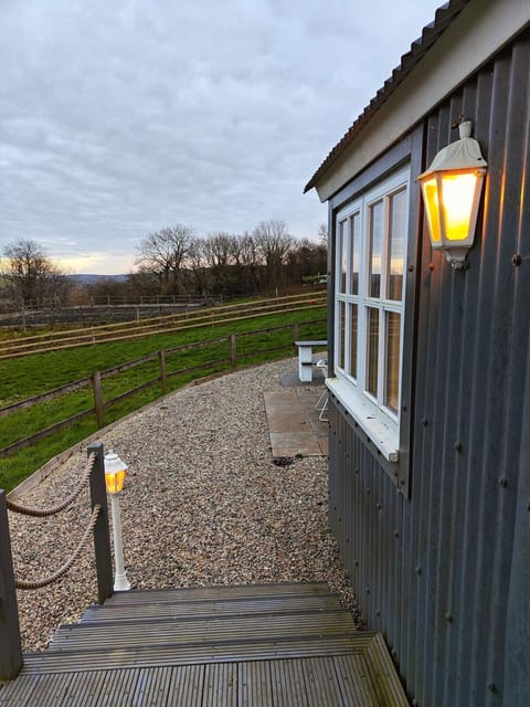 Luxury Countryside Shepherds Hut with Hot Tub Apartment in Saint Columb Major